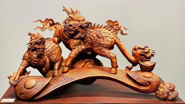 Tượng gỗ để bàn làm việc